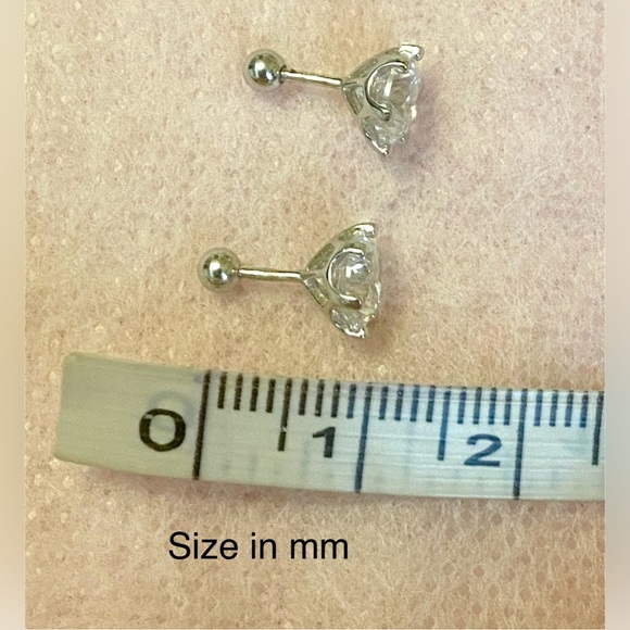 Pure Platinum & 1 CT Moissanite studs - Picture 7 of 8